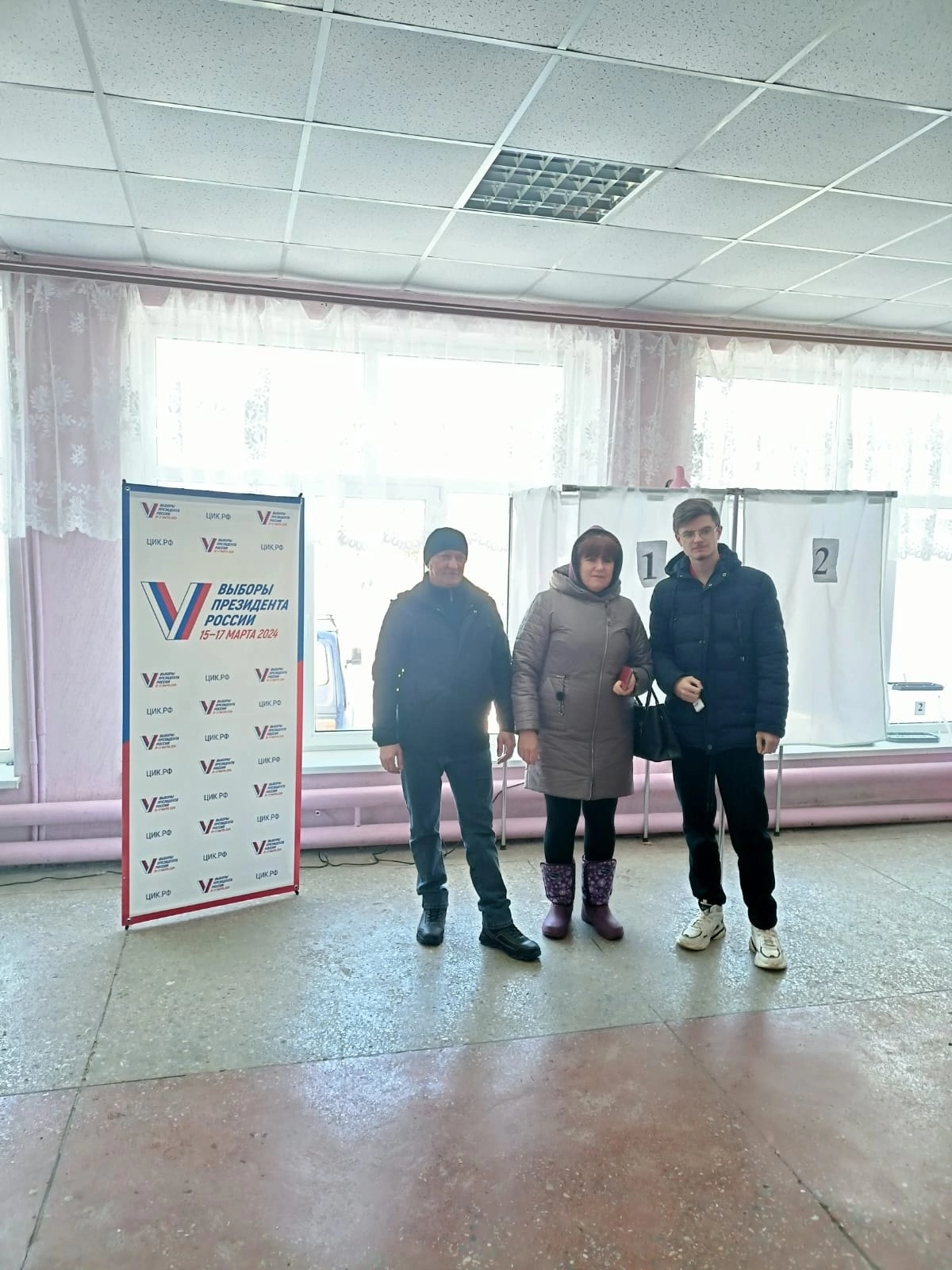 Многие жители Екатериновского района приходят на избирательные участки семьями