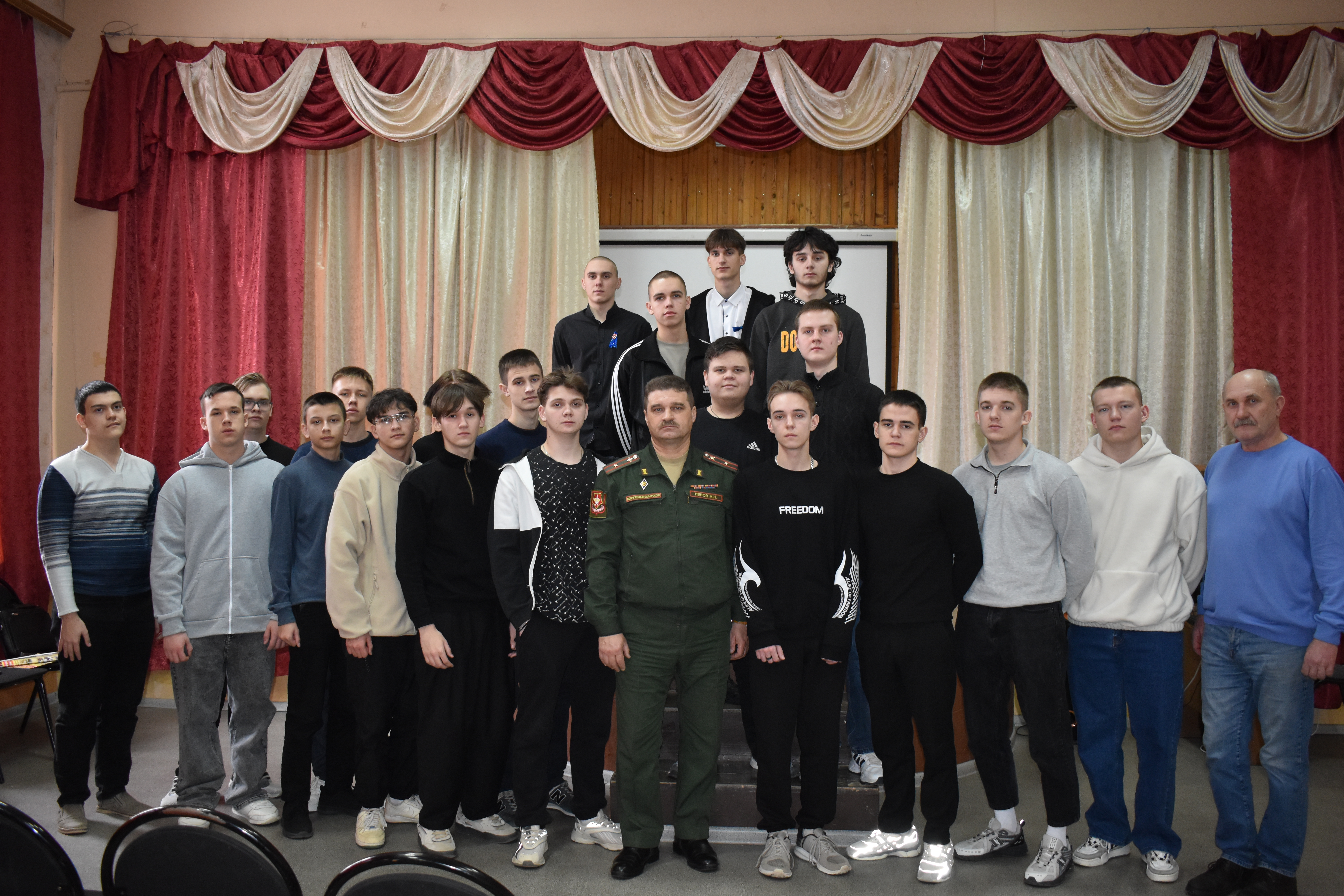 Военный комиссар Александр Перов провёл  для екатериновских школьников профурок о выборе военных профессий