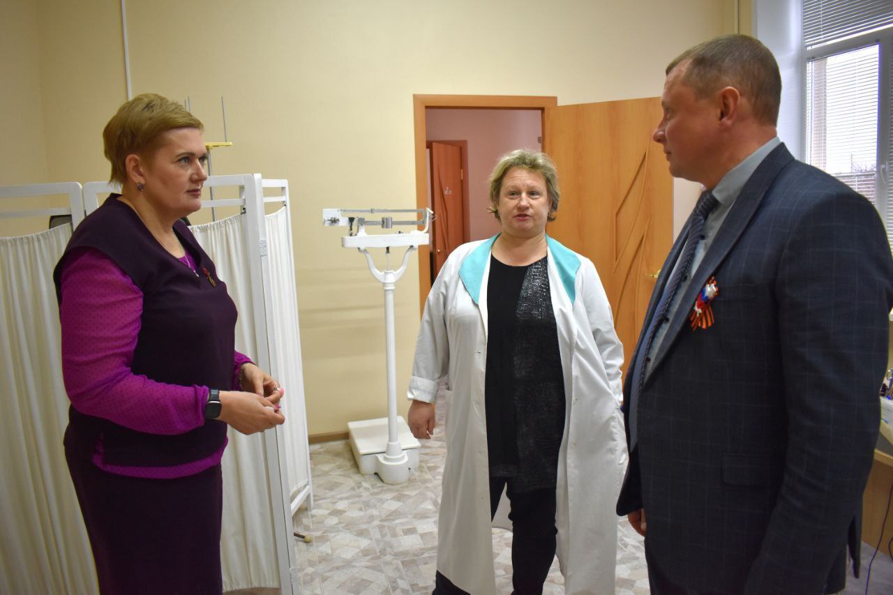 Светлана Байрак посетила социальные объекты с. Колено