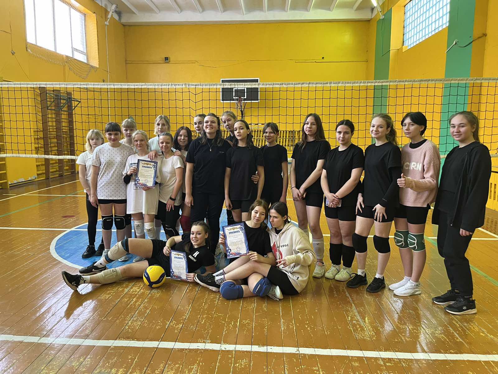 В Екатериновском районе прошла серия волейбольных соревнований школьников
