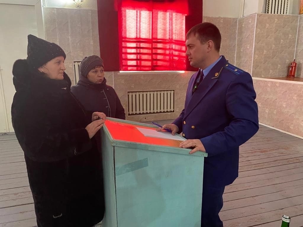 Артём Мурзаков провёл личный приём граждан в сёлах Екатериновского района